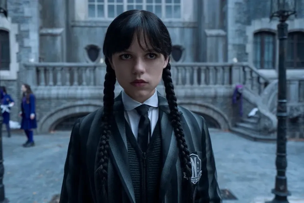 Фото © «Уэнздей», режиссёры Тим Бёртон, Джеймс Маршалл и др., сценаристы Альфред Гоф, Майлз Миллар и др. / Kinopoisk