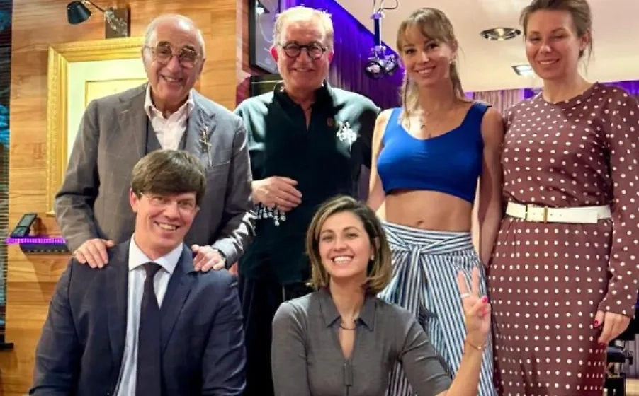 Развод с улыбками на лицах. Фото © Telegram / Ваш Александр Добровинский