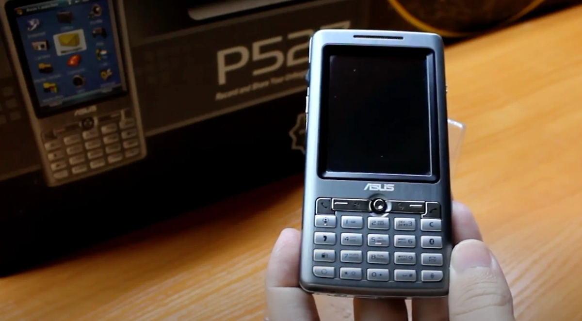 Айфон своего времени — коммуникатор Asus P527 — делал свою работу, и делал её хорошо. Фото © Youtube / KentChannelTV - Ilya Shamaev 