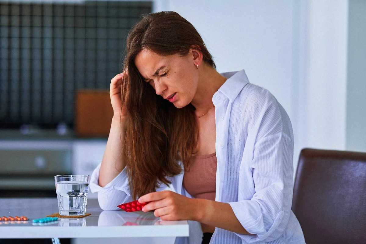 Иногда головная боль может появляться как симптом скрытой гипертонии. Надо быть внимательнее. Фото © Shutterstock / FOTODOM / goffkein.pro