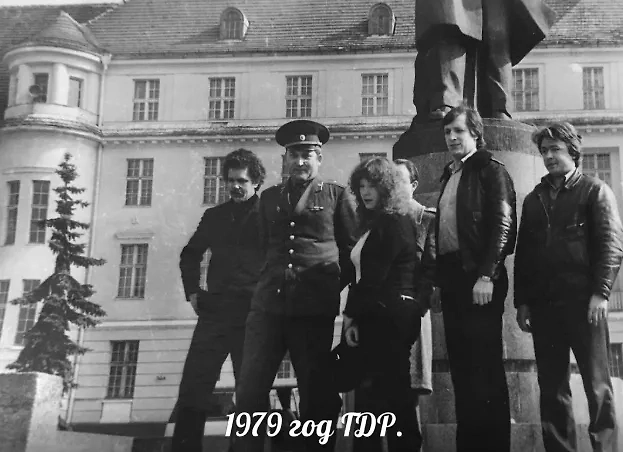 Алла Пугачёва с военными, 1979 год, ГДР. Фото © fan-club-alla.ru