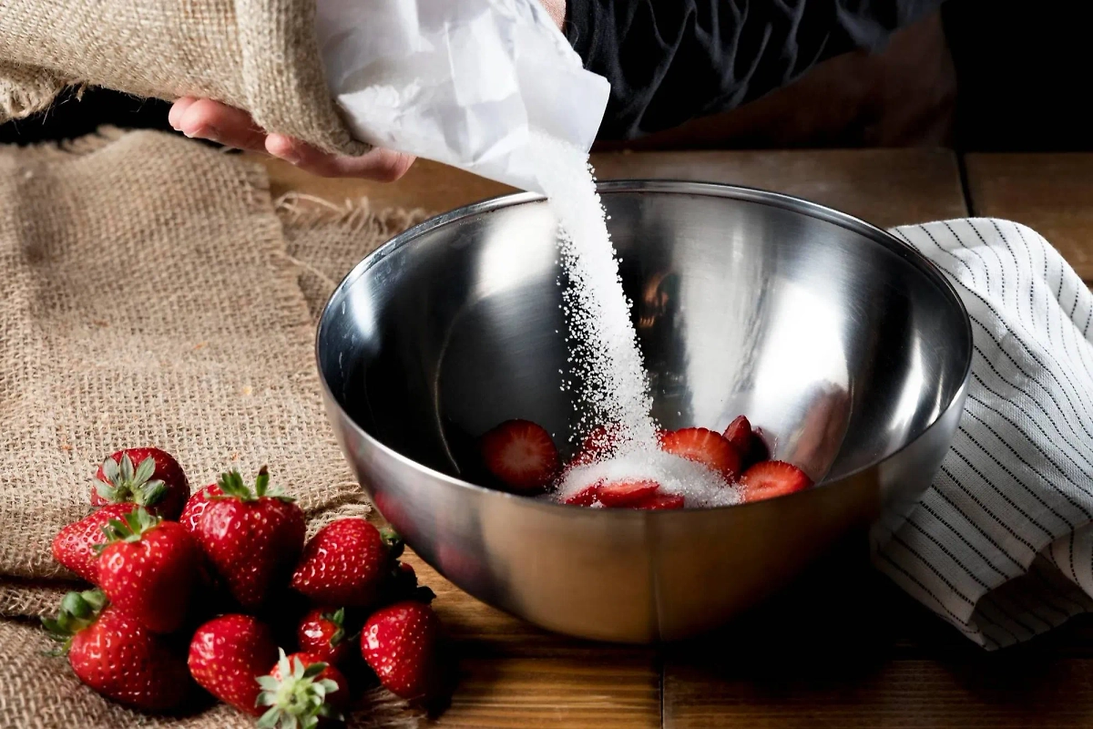 Как заморозить на зиму ягоды в собственном соку, чтобы потом получился вкусный компот. Фото © Freepik