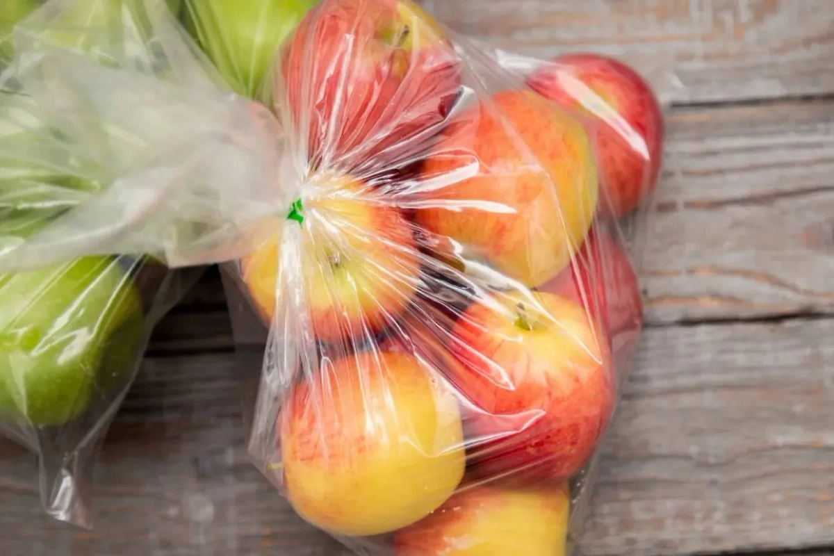 Яблоки можно хранить и в полиэтилене, главное — не мочить их. Фото © Freepik