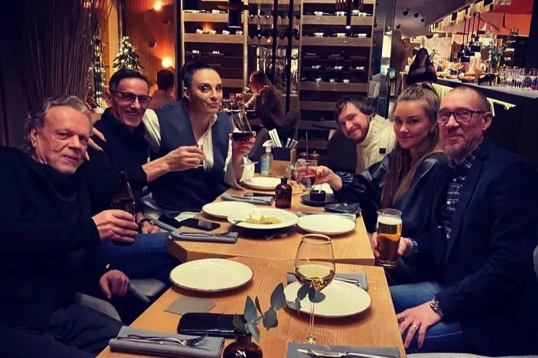 Елена Ваенга с бывшим гражданским мужем и продюсером Иваном Матвиенко (слева от неё) и своим коллективом. Напротив певицы — её нынешний супруг Роман Садырбаев. Фото © Instagram (признан экстремистской организацией и запрещён на территории Российской Федерации) / ivanmatvienko_official