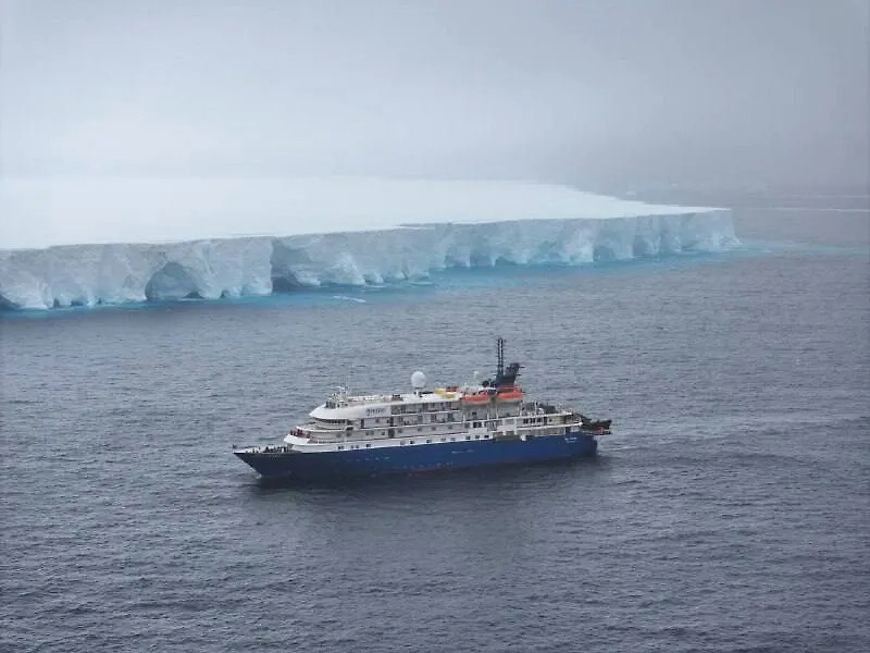 Корабль рядом с айсбергом. Фото © ААНИИ/Вадим Махоров
