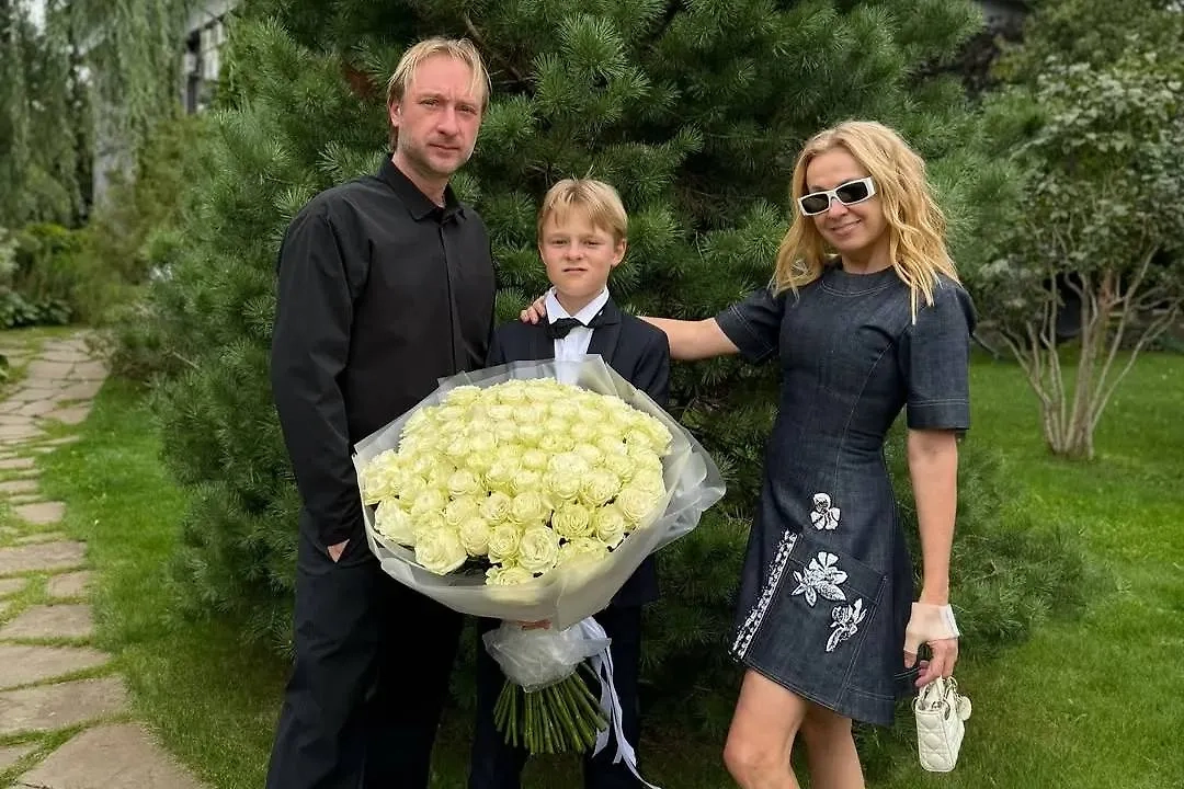 Евгений Плющенко — отечественный фигурист-олимпиец, Яна Рудковская — продюсер. У них есть сын, Гном Гномыч. Фото © Instagram (признан экстремистской организацией и запрещён на территории Российской Федерации) / rudkovskayaofficial