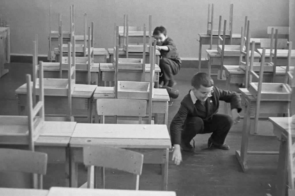 В Советском Союзе в школе надо было дежурить. Часто в парах, убираться и следить за порядком. Фото © ТАСС / Фотохроника ТАСС 