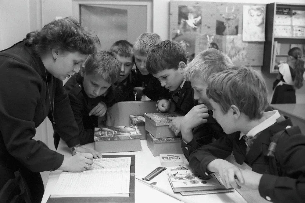 Лезвие, ручка, перекись: школьники СССР старались избежать наказания за тройки и двойки как могли. Фото © РИА Новости / Борис Бабанов