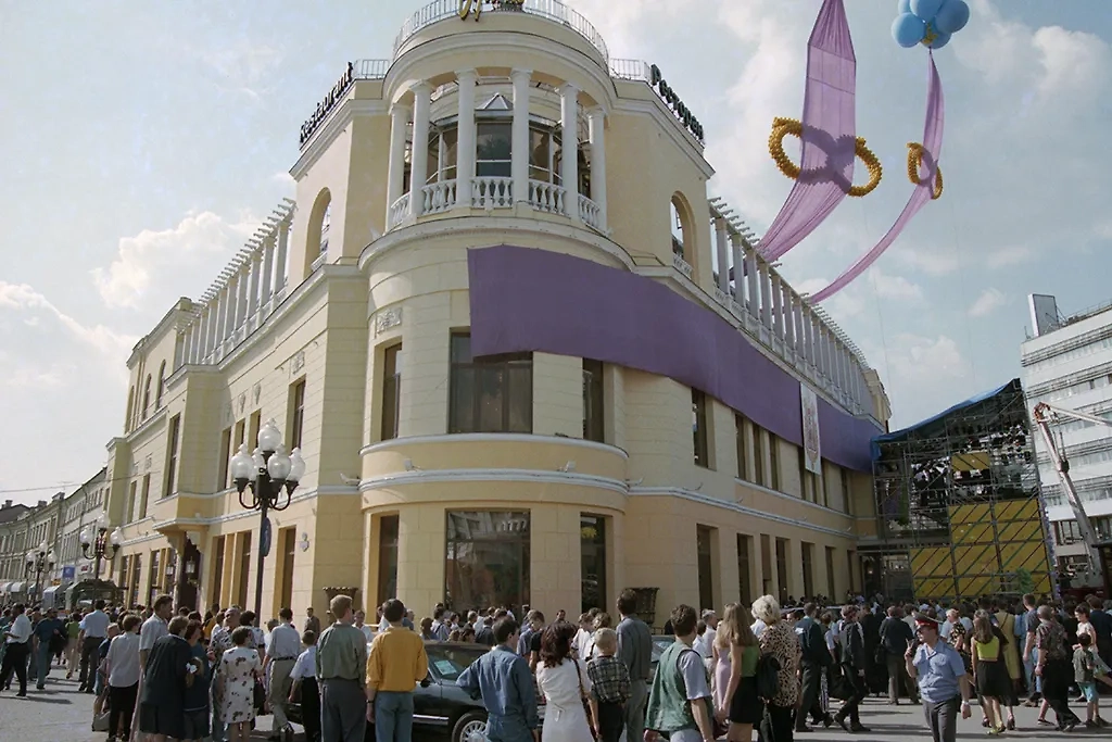 В начале Старого Арбата существовал ресторан «Прага». Заведение открылось ещё при царе. Фото © ТАСС / Геннадий Хамельянин 