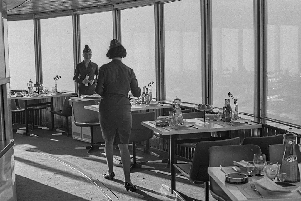 Ресторан «Седьмое небо» был, пожалуй, самым необычным в СССР. Фото © ТАСС / Виктор Будан