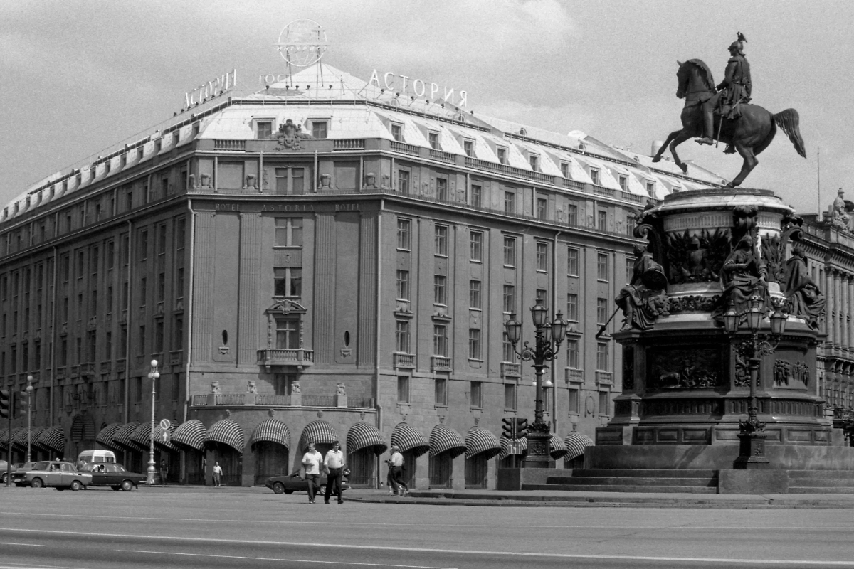 Ленинград — это Санкт-Петербург. Город часто менял названия. «Астория» тоже часто меняла своё предназначение. Фото © Wikipedia / Leo Medvedev