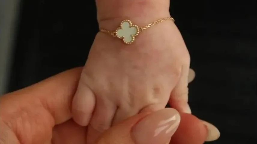 Новорожденная дочь Тимати Эмма получила в подарок браслет Van Cleef. Обложка © Instagram (признан экстремистской организацией и запрещён на территории Российской Федерации)/ halfbloodval