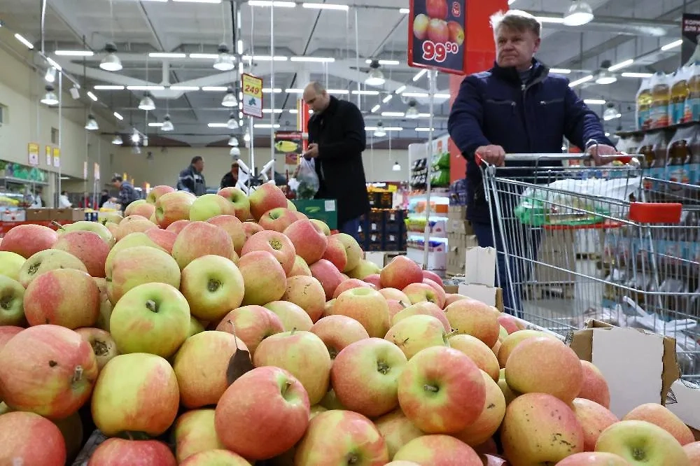 Зарубежные фрукты и овощи дорожают просто потому, что это зарубежные фрукты и овощи. Фото © ТАСС / Сергей Мальгавко