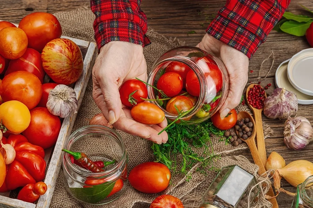 Заготовки на зиму: помидоры маринованные с чесноком.Фото © Shutterstock / FOTODOM / Fuzull Hanum
