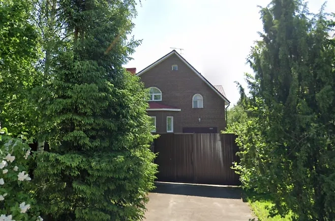 Относительно скромный загородный дом Даны. Фото ©  Google maps