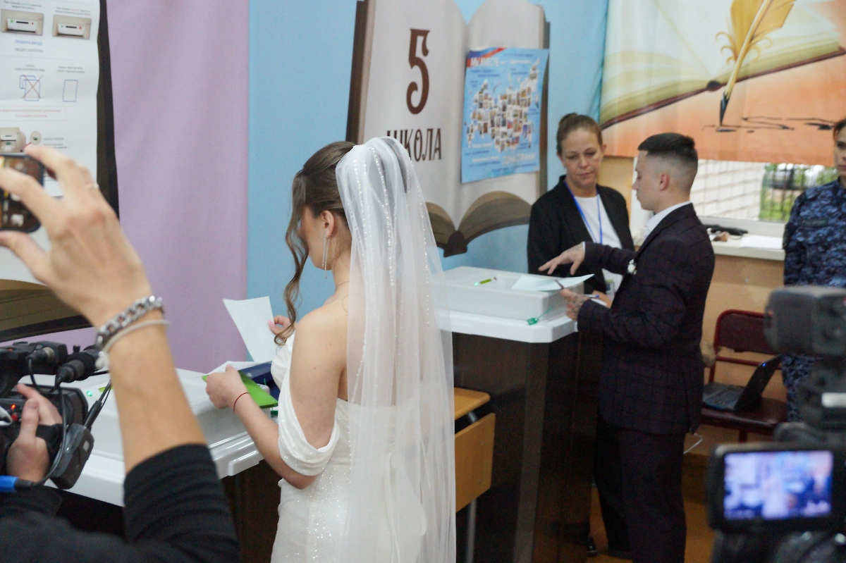 Молодожёны в ЕАО приехали на выборы сразу после ЗАГСа. Фото © Telegram / ИЗБИРКОМ_ЕАО