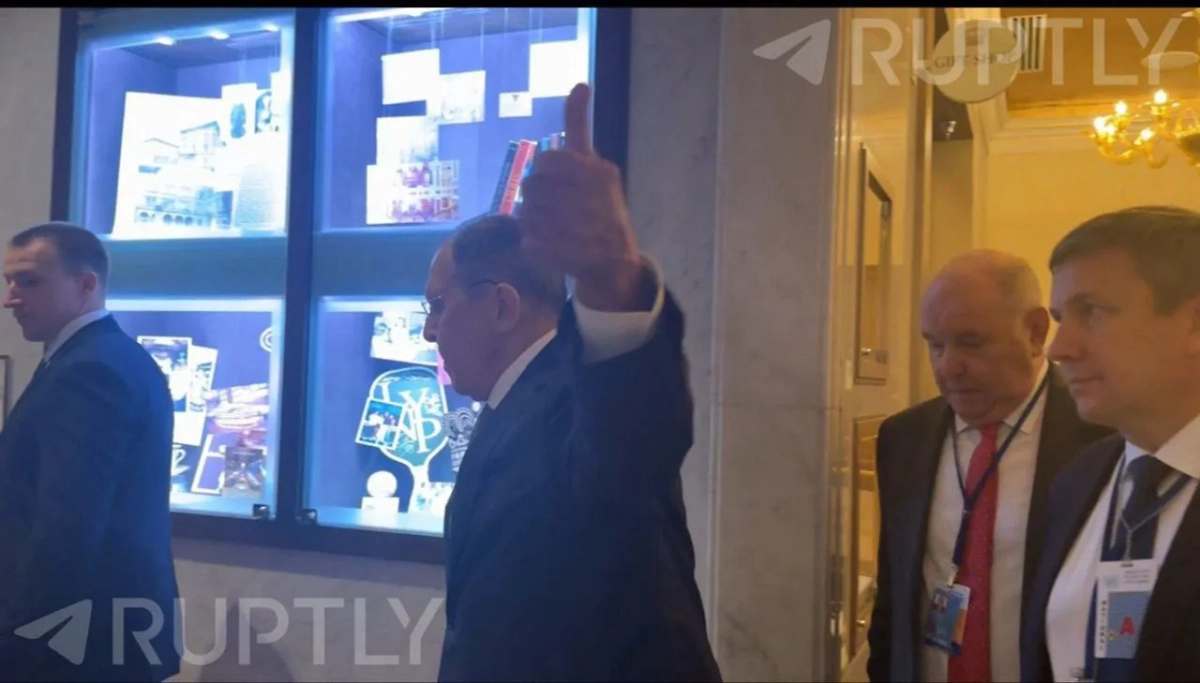 Сергей Лавров жестом оценил переговоры с Марко Рубио. Фото © Telegram / Ruptly ∙ Первое Российское Видеоагентство