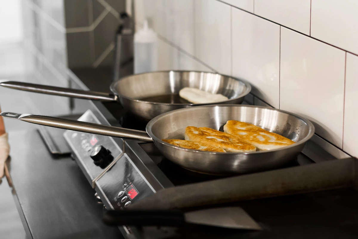 Сладкие жареные пирожки — рецепт приготовления. Фото © Shutterstock / FOTODOM / Irine and Andrew