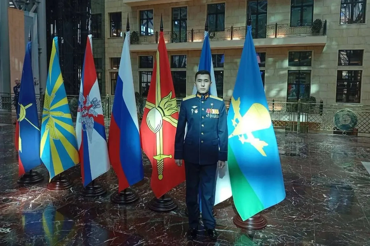 Уроженец Бурятии получил звезду Героя России за поднятие флага в Судже Курской области. Фото © Telegram / Алексей Цыденов