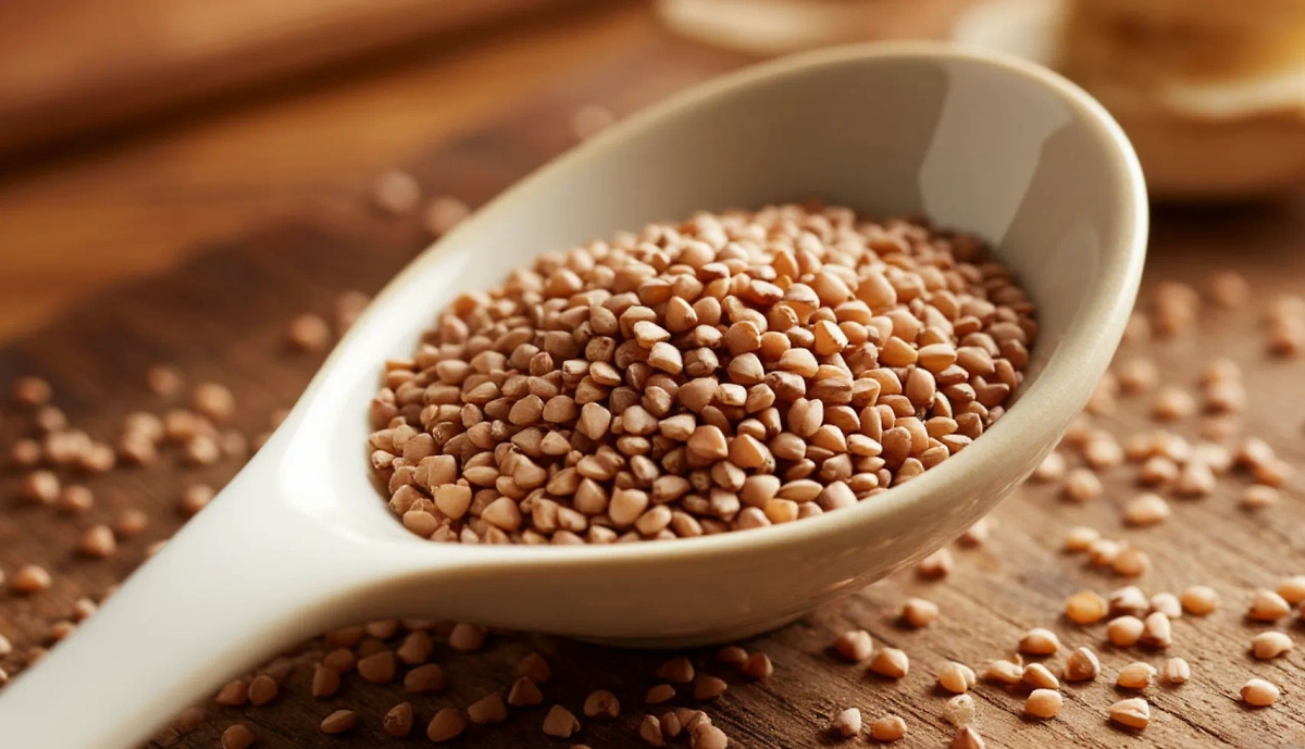 Гречка — относительно дешёвая крупа, богатая железом, клетчаткой и пищевыми волокнами. Последние два пункта очень помогают нашим сосудам. Фото © «Шедеврум»