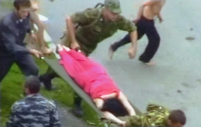 Местные ополченцы забирали заложников и переносили людей в безопасное место. Фото © ИТАР-ТАСС / С экрана ТВ-программы / «НТВ»