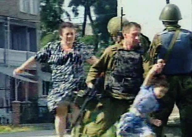 Одного из боевиков удалось уничтожить в день захвата из пистолета Макарова. Фото © ИТАР-ТАСС / С экрана ТВ-программы / «НТВ»