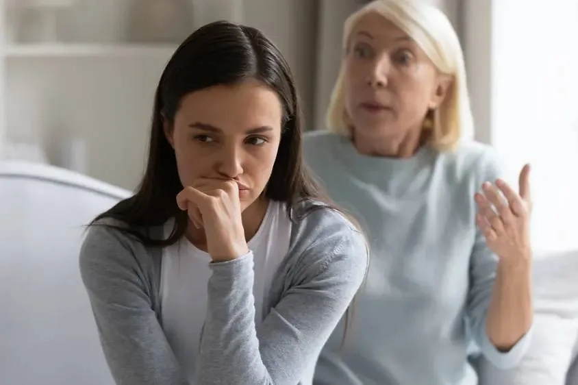 Мама жены разрушает семью: признаки токсичной тёщи. Фото © Shutterstock / FOTODOM / fizkes