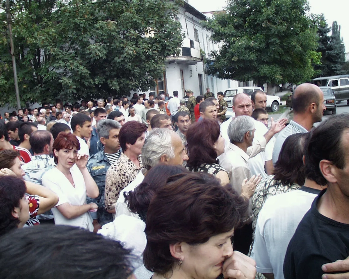 Весь день 2 сентября шли ожесточённые переговоры. Фото ИТАР-ТАСС / Газета «Северная Осетия»