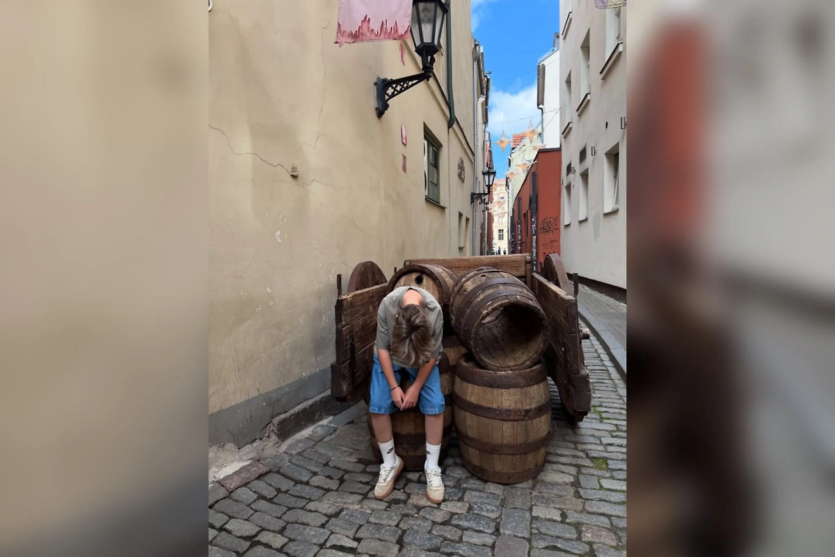 Гарри скрывается от камеры. Фото © Instagram (признан экстремистской организацией и запрещён на территории Российской Федерации) / maxgalkinru