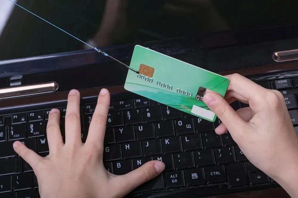 Заявление о мошенничестве надо подать в банк немедленно — не позднее следующего дня. Фото © Shutterstock / FOTODOM / Siarhei Kuranets