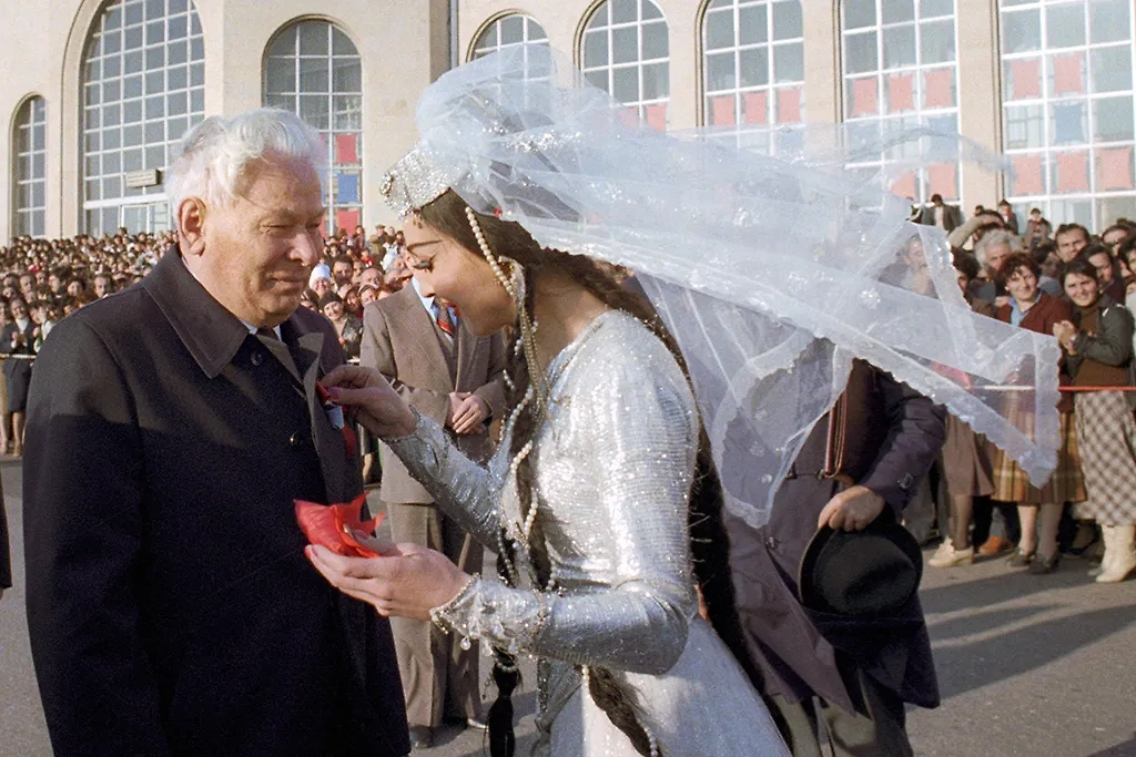 Секретарь ЦК КПСС Константин Черненко во время встречи в аэропорту Тбилиси. Фото © ТАСС / Виктор Будан / Фотохроника ТАСС