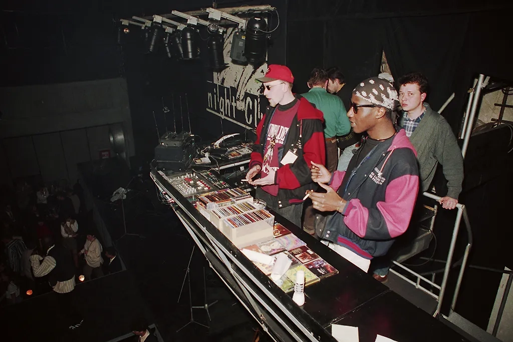 Популярные мужские образы эпохи 90-х: от челноков до качков. Фото © ТАСС / Геннадий Попов 