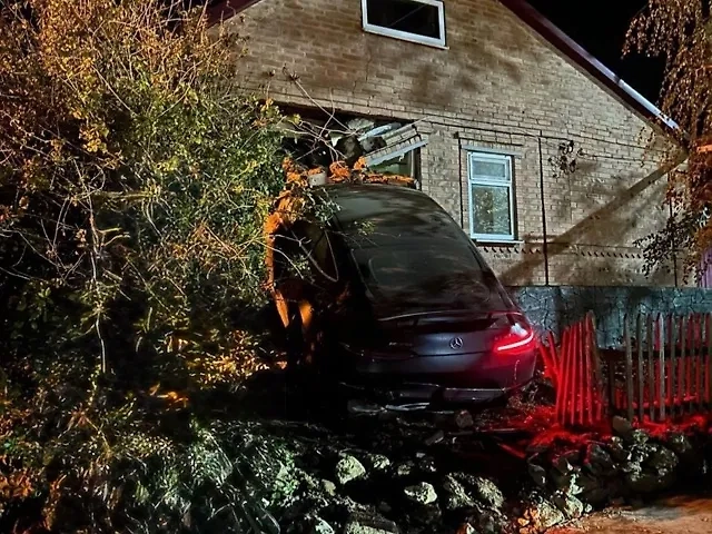 Последствия ДТП — автомобиль влетел в окно. Фото © VK / Таганрог в курсе