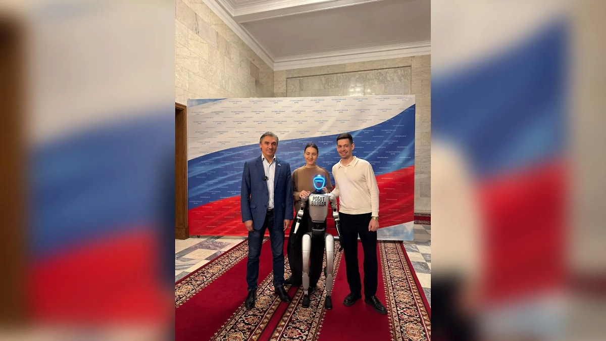 Робота Володю принимают на работу в Госдуму. Фото © Life.ru