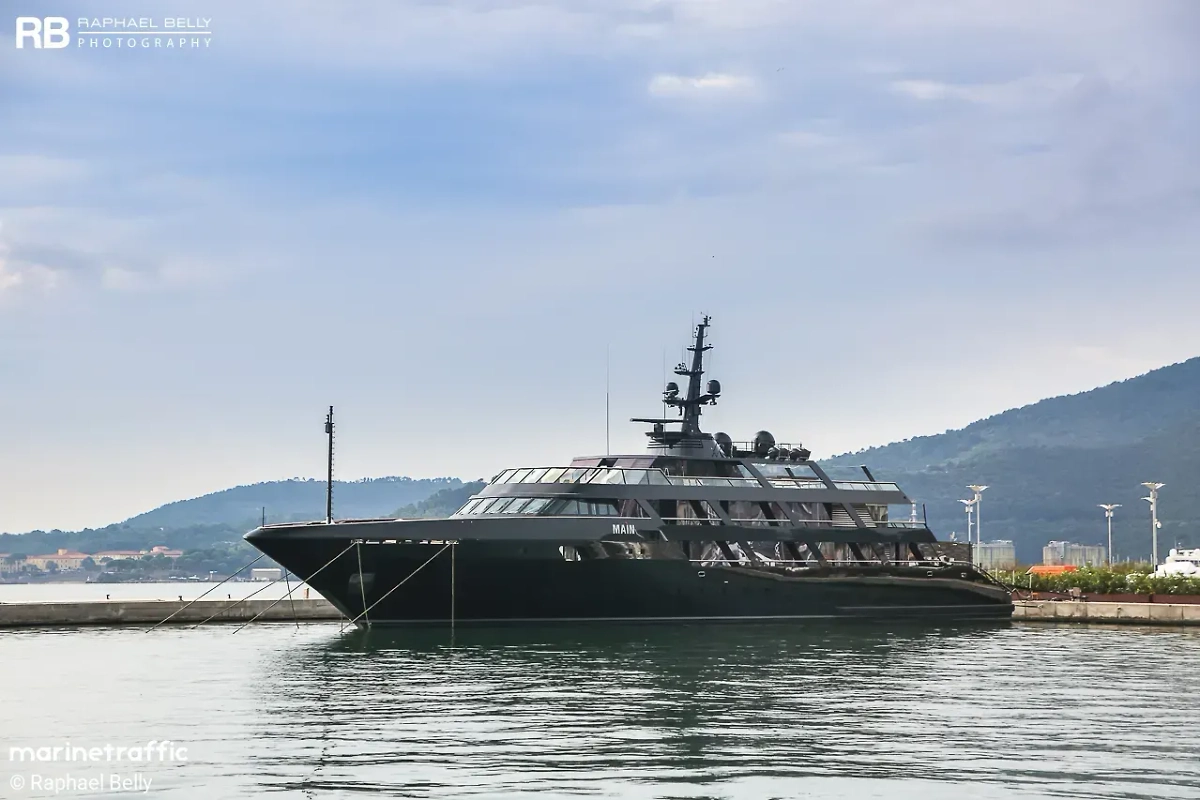 Мегаяхта Main с дизайнерскими интерьерами. Фото © marinetraffic.com / Raphael Belly