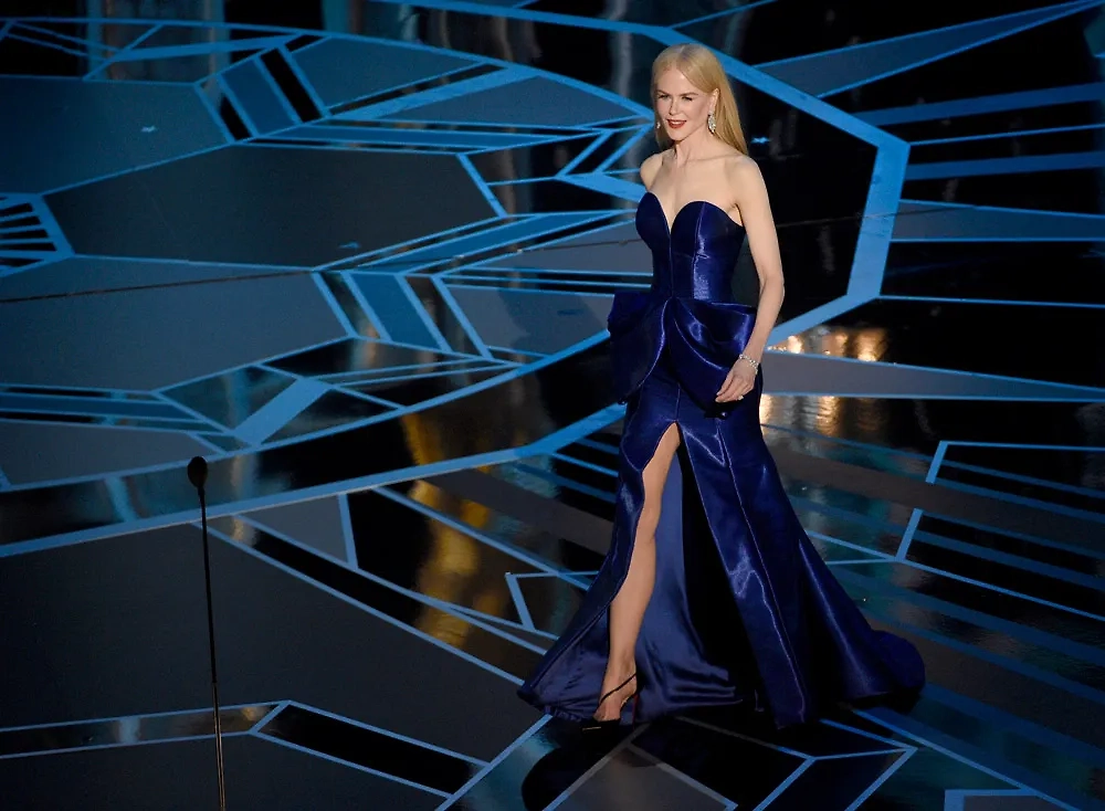 Николь Кидман появилась в ослепляющем синем платье на церемонии «Оскар» в 2018 году. Фото © ТАСС / АР / Chris-Pizzello