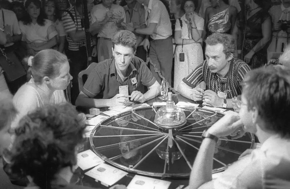 Как волчок на самом деле решает судьбу миллионов. Фото © ТАСС / Борис Дембицкий