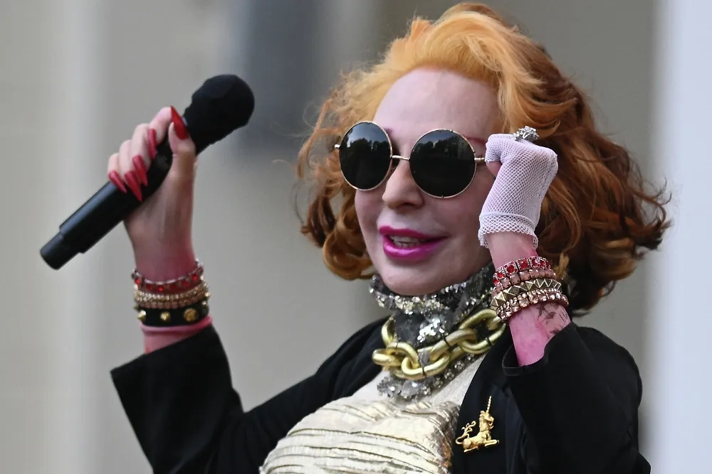 «Эти жёлтые ботинки» не способны оплатить ЖКХ. Жанне Агузаровой придётся заплатить — в рублях, а не в ботинках. Фото © РИА «Новости» / Владимир Астапкович