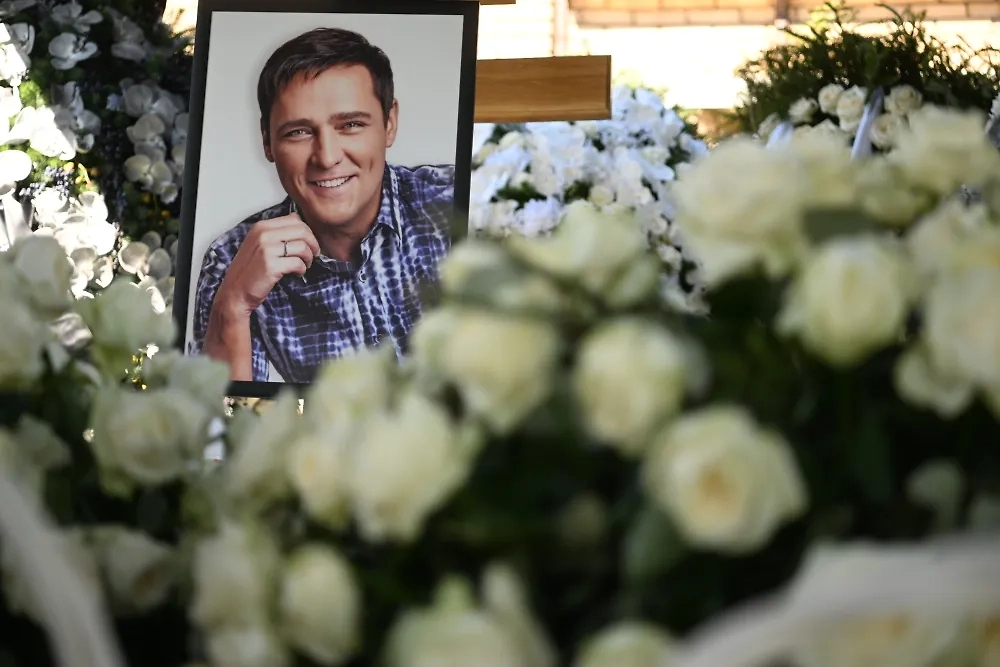 Белые розы на прощании с Юрием Шатуновым — символ его главного хита. Фото © РИА Новости / Павел Бедняков