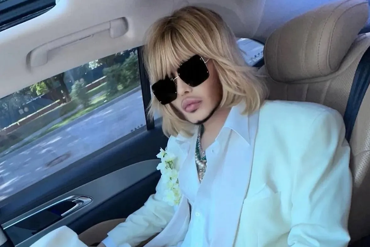 Звёздный стилист Сергей Зверев не только работает в салоне красоты, но и «нагенерил» себе долг. Фото © Instagram (признан экстремистской организацией и запрещён на территории Российской Федерации) / zverevsuperstar