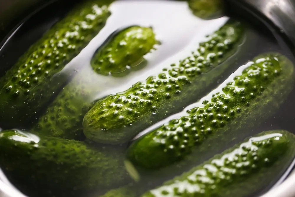 Рецепт огурцов на зиму без стерилизации банок. Овощные заготовки — приготовление. Фото © Shutterstock / FOTODOM / Pawel Michalowski