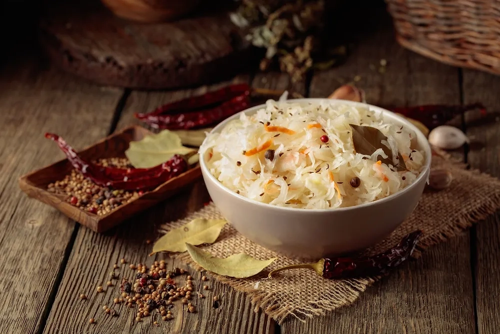 Квашеная капуста — это не только вкусно. Это ещё и полезно для иммунитета. Фото © Shutterstock / FOTODOM / Igor Normann