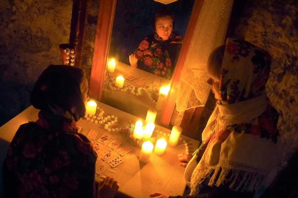 Как звёзды гадают на Святки. Фото © ТАСС / Дмитрий Рогулин