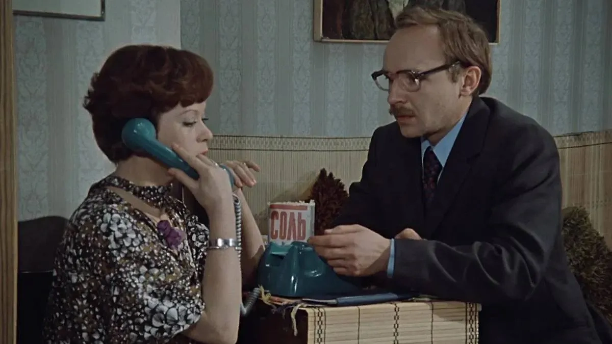 Альтернативные названия любимых фильмов СССР. Фото © Кадр из фильма «Служебный роман», режиссёр Эльдар Рязанов, сценаристы  Эмиль Брагинский, Эльдар Рязанов / Kinopoisk