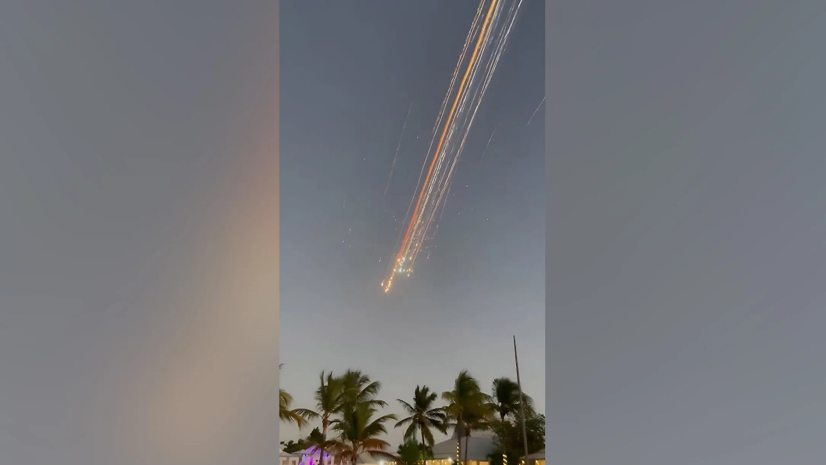 Горящие в атмосфере обломки космического корабля Starship. Фото © X / ChellaKasinath