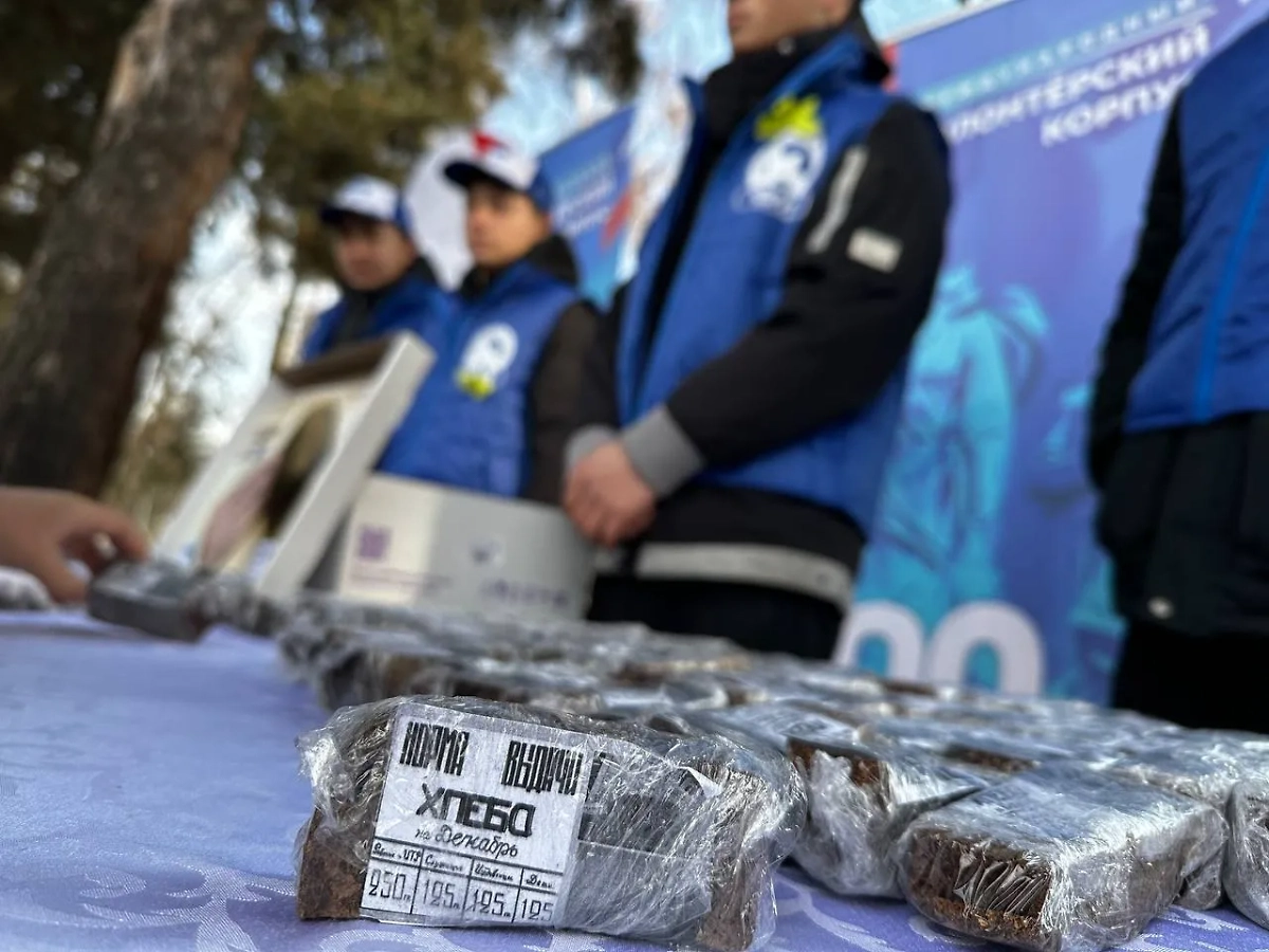 Волонтёры в Кыргызстане провели акцию «Блокадный хлеб». Фото © VK / Волонтёры Победы