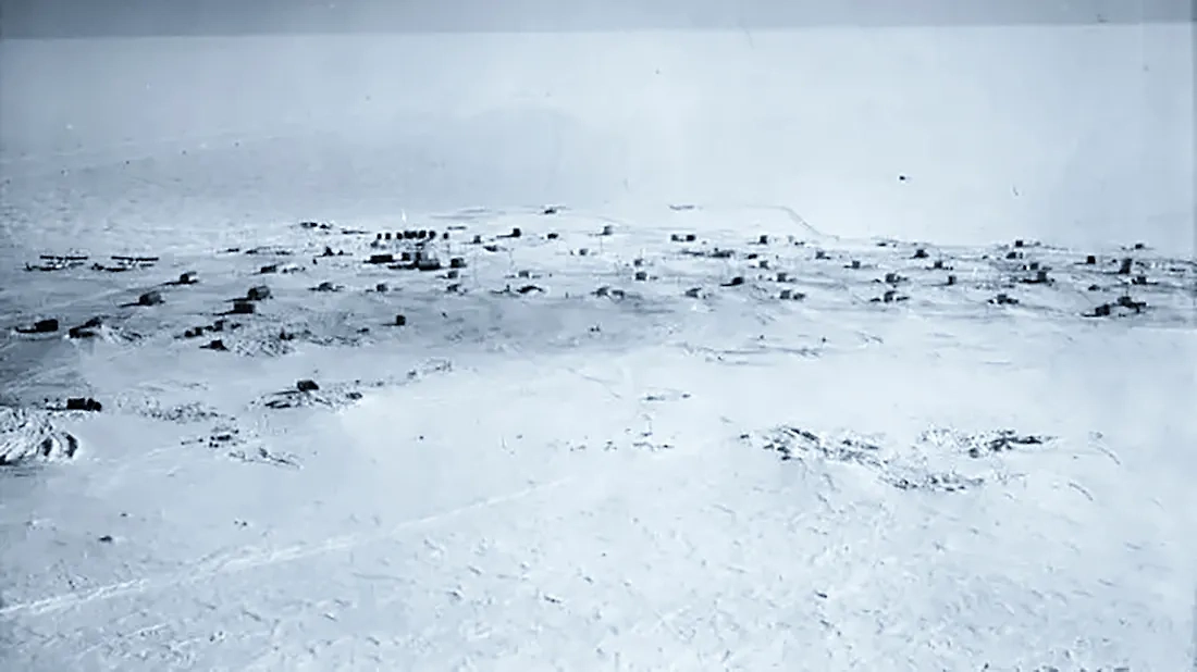 Советская антарктическая научная станция «Дружная» (впоследствии «Дружная-1»), располагавшаяся на леднике, который позже откололся. Фото © aari.ru