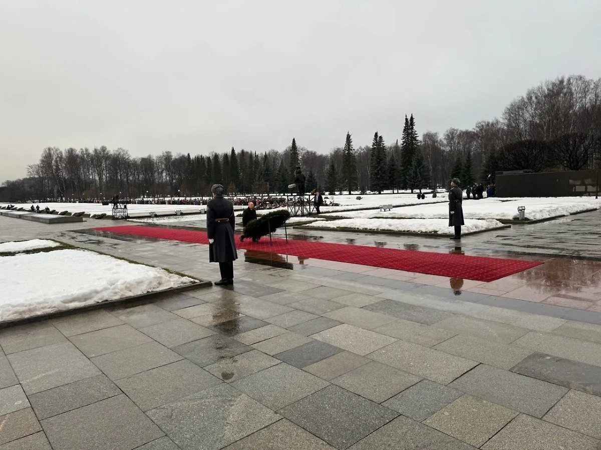 Владимир Путин у подножия монумента «Мать-Родина» в Санкт-Петербурге. Обложка © Life.ru