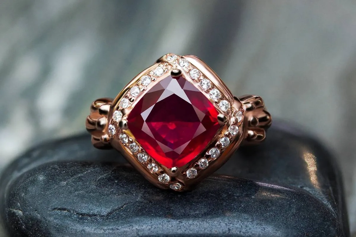 Какие камни носить в 2025 году знаку зодиака Овен. Фото © Shutterstock / FOTODOM / PloyKanok