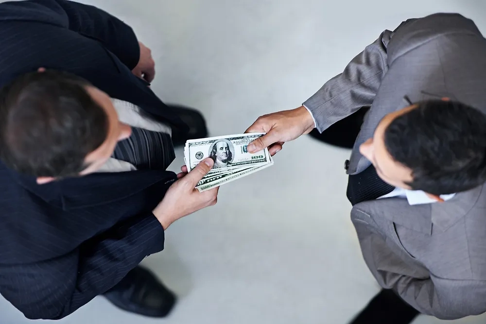 Почему нельзя занимать деньги в первый день года Змеи 2025. Фото © Shutterstock / FOTODOM / PeopleImages.com - Yuri A